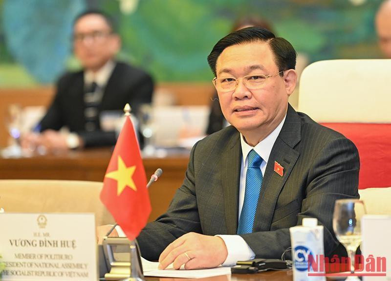 Dinh Hue habla en el evento. Dinh Hue habla en el evento.