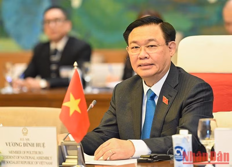 Dinh Hue habla en el evento.