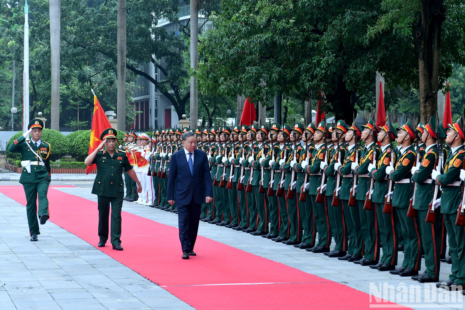 To Lam revisa la guardia de honor del Ejército Popular de Vietnam. To Lam revisa la guardia de honor del Ejército Popular de Vietnam.