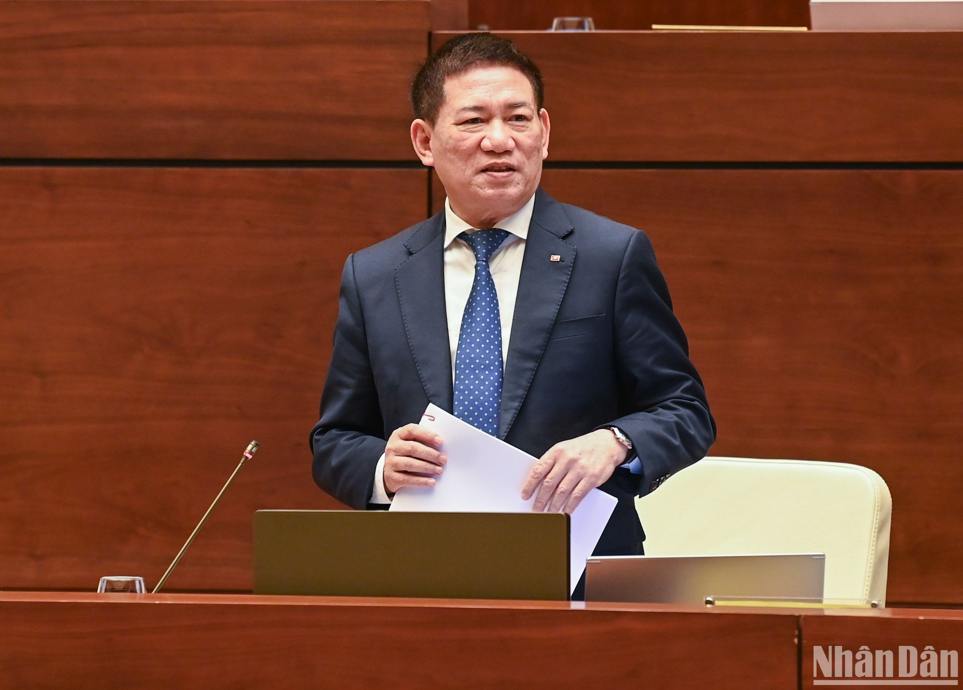 El ministro de Finanzas, Ho Duc Phoc, responde a las preguntas planteadas por los legislativos. El ministro de Finanzas, Ho Duc Phoc, responde a las preguntas planteadas por los legislativos.