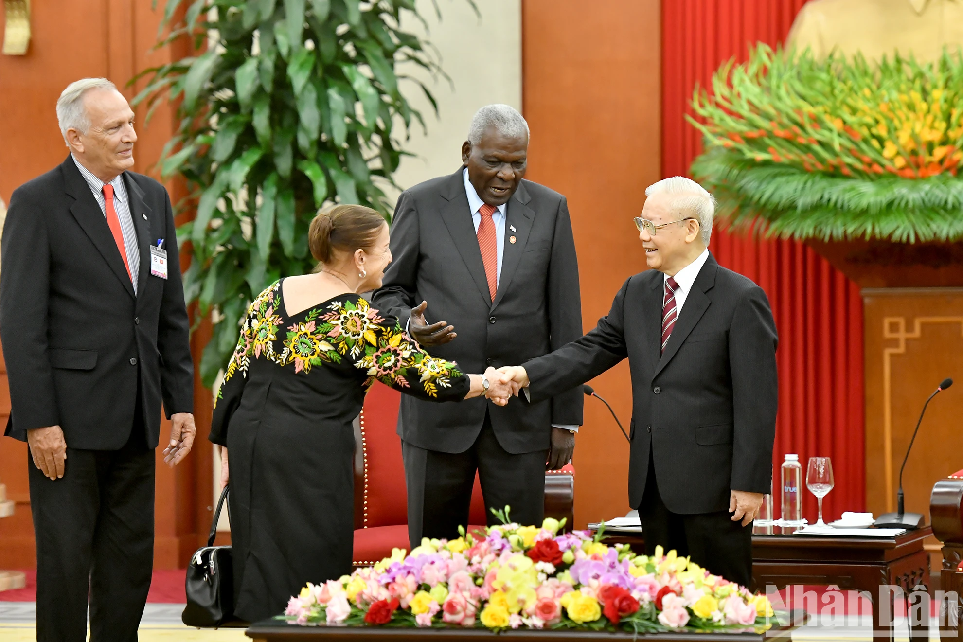 Phu Trong da la bienvenida a los miembros de la delegación de alto nivel de Cuba. Phu Trong da la bienvenida a los miembros de la delegación de alto nivel de Cuba.