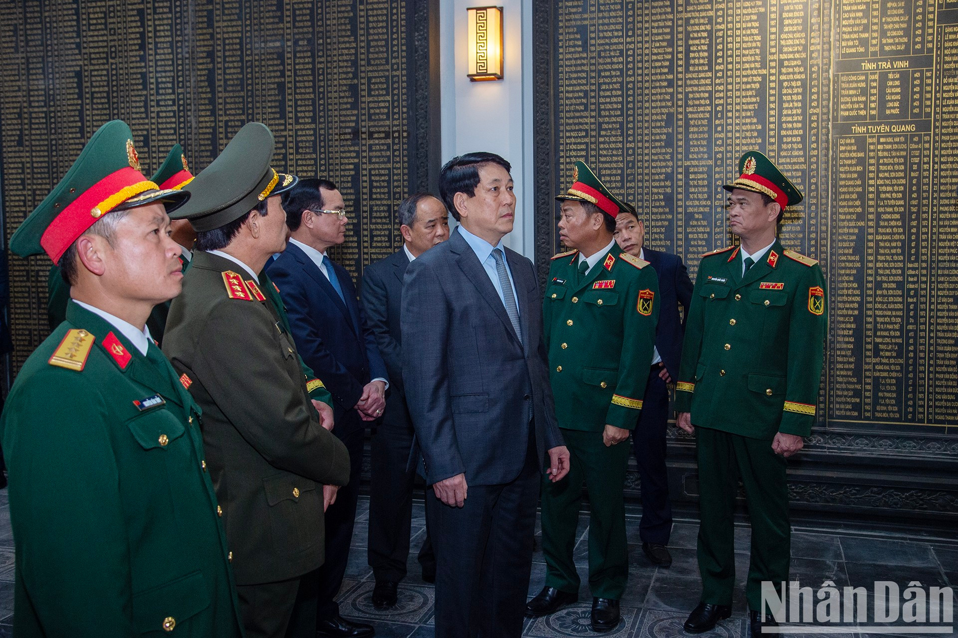 El presidente Luong Cuong y los delegados en la Casa Memorial de los mártires heroicos de las Fuerzas Especiales. El presidente Luong Cuong y los delegados en la Casa Memorial de los mártires heroicos de las Fuerzas Especiales.