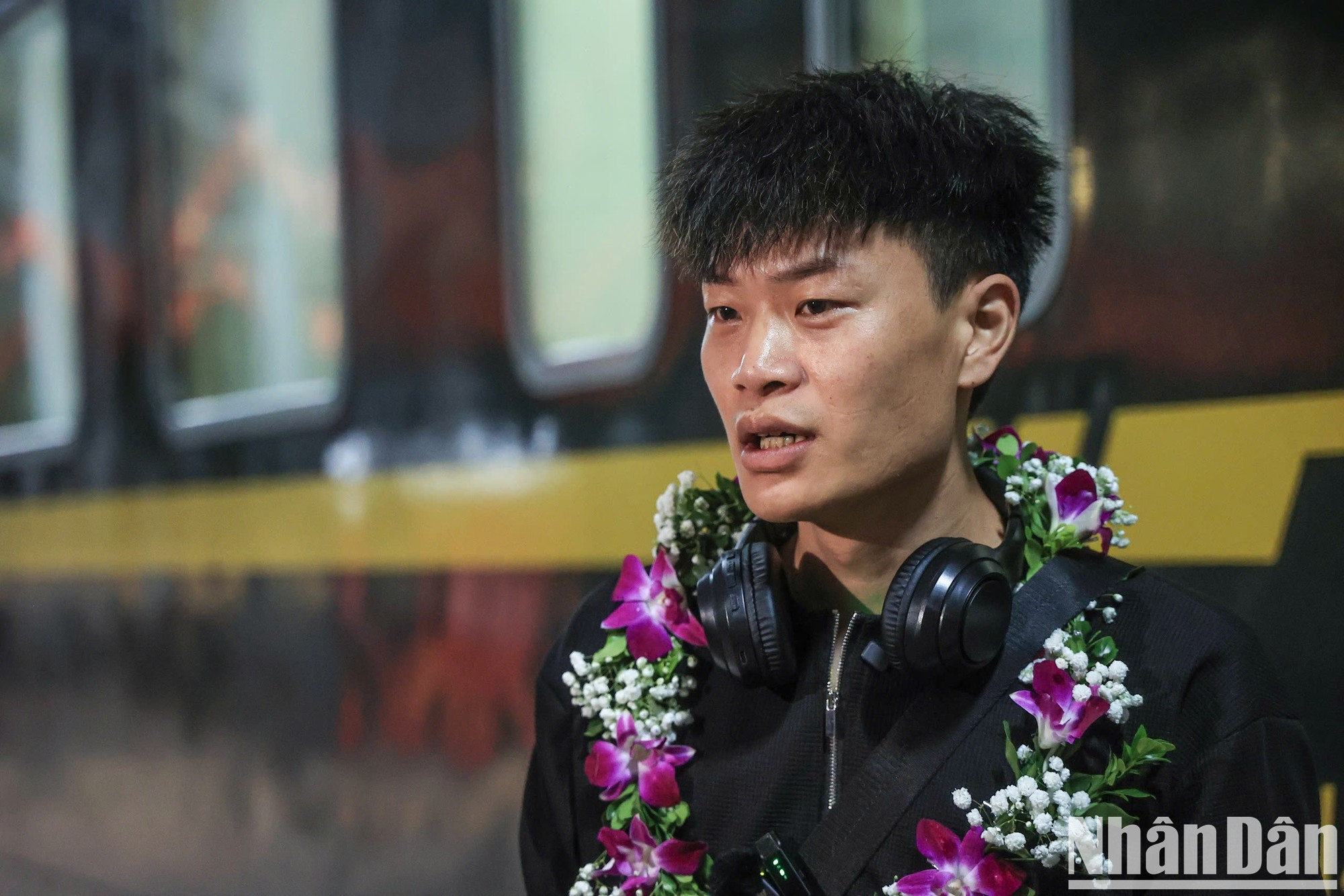 Shao Hua, un pasajero procedente de Nanning, expresa lo cómodo que es viajar en el tren transfronterizo Vietnam-China. Shao Hua, un pasajero procedente de Nanning, expresa lo cómodo que es viajar en el tren transfronterizo Vietnam-China.