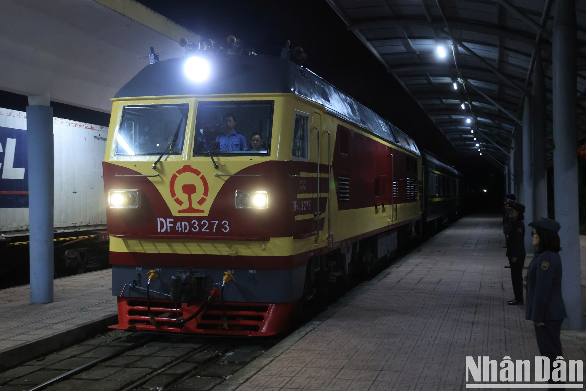 El tren T8701/MR2 llega a la estación de Dong Dang. Este es el primer tren de pasajeros internacional que une Nanning y Gia Lam (Hanói, Vietnam) desde que se suspendió su servicio en febrero de 2020 a causa de la pandemia de Covid-19. El tren T8701/MR2 llega a la estación de Dong Dang. Este es el primer tren de pasajeros internacional que une Nanning y Gia Lam (Hanói, Vietnam) desde que se suspendió su servicio en febrero de 2020 a causa de la pandemia de Covid-19.