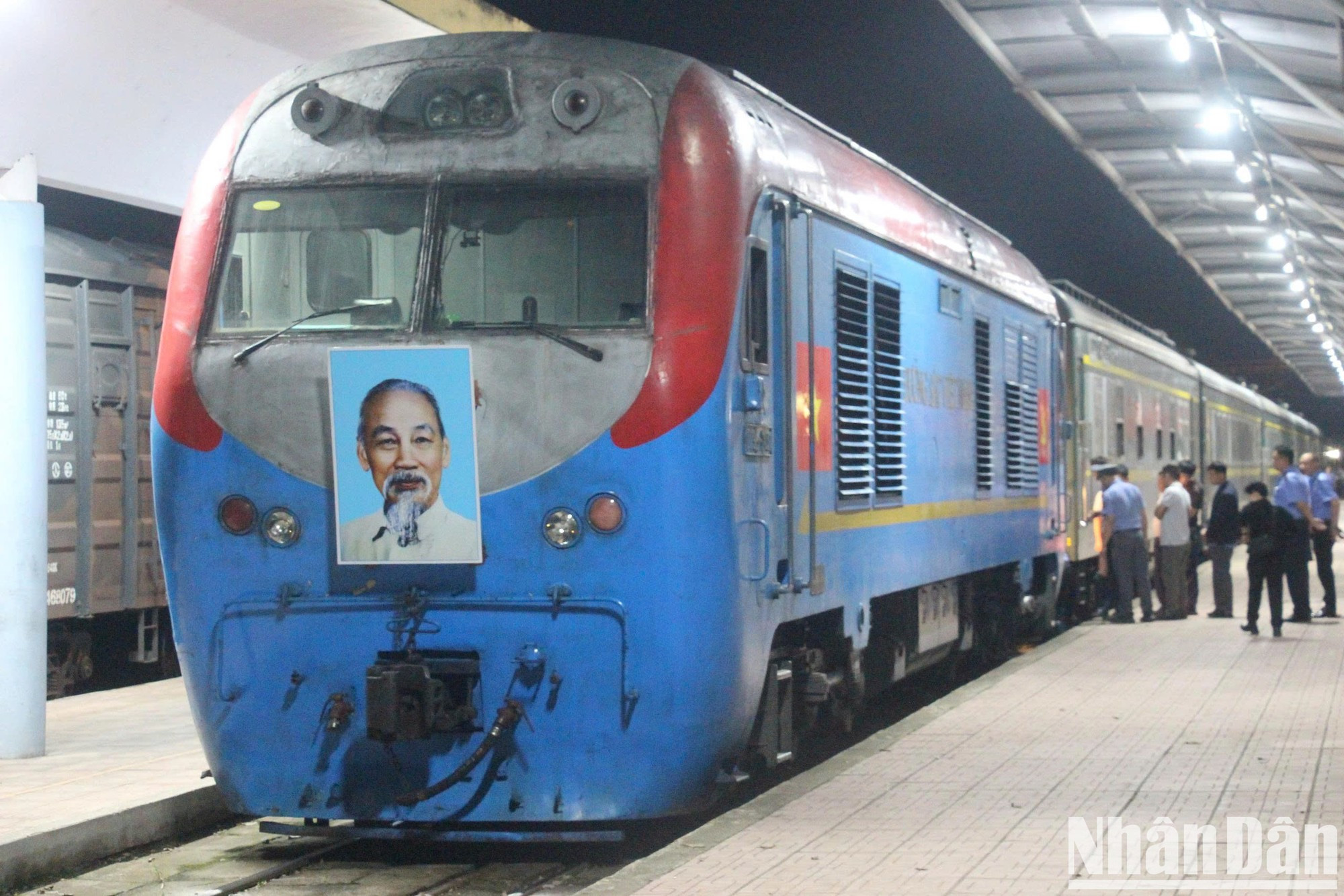Tras reemplazar la locomotora vietnamita, el tren continúa su trayecto. Esta mañana del 26 de mayo, el tren llega a la estación de Gia Lam tras completar su viaje de manera segura. Tras reemplazar la locomotora vietnamita, el tren continúa su trayecto. Esta mañana del 26 de mayo, el tren llega a la estación de Gia Lam tras completar su viaje de manera segura.