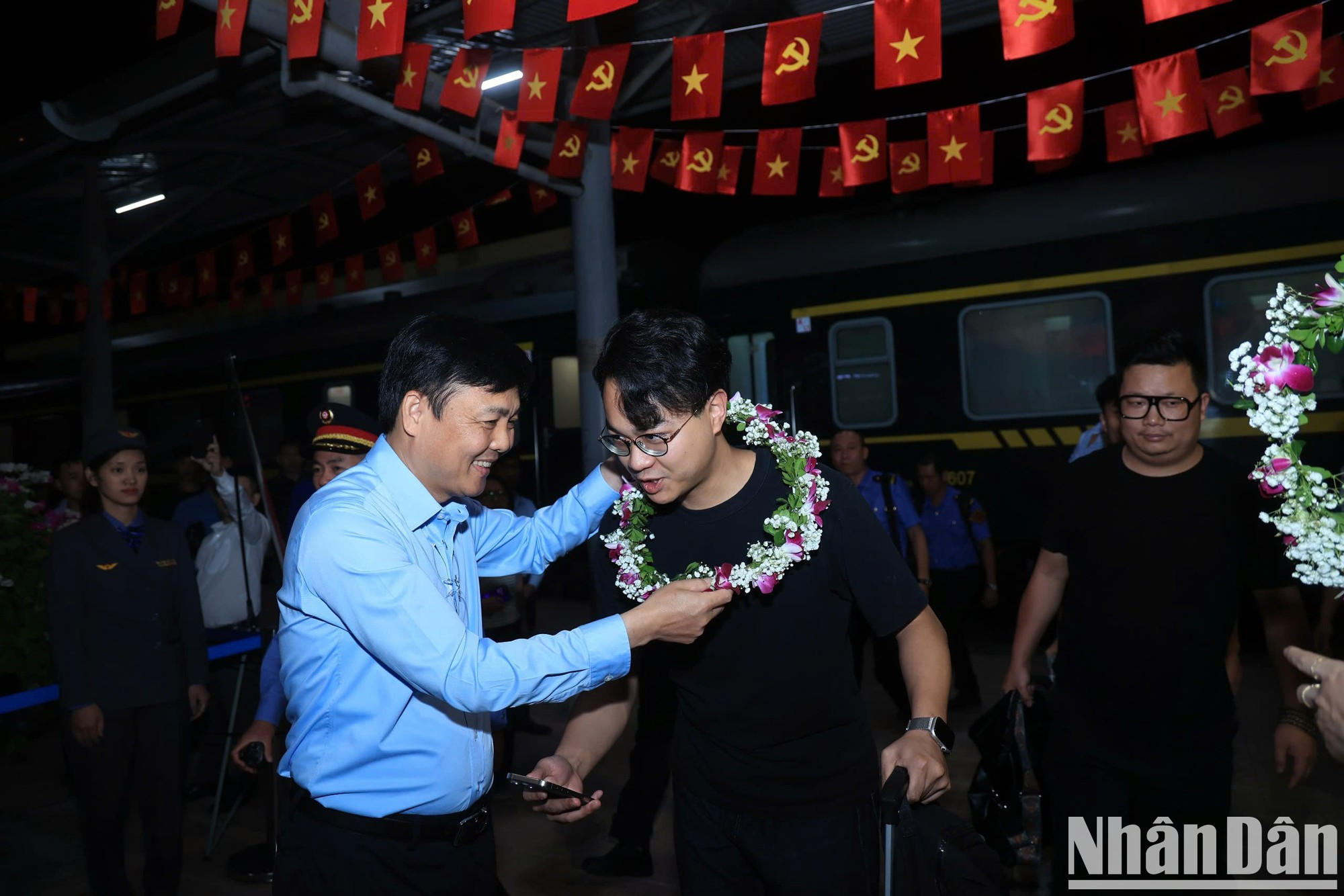 El director general de la Corporación de Ferrocarriles de Vietnam, Hoang Gia Khanh, entrega flores para dar la bienvenida a los primeros pasajeros del tren transfronterizo de pasajeros, recientemente reanudado en la estación de Dong Dang. El director general de la Corporación de Ferrocarriles de Vietnam, Hoang Gia Khanh, entrega flores para dar la bienvenida a los primeros pasajeros del tren transfronterizo de pasajeros, recientemente reanudado en la estación de Dong Dang.