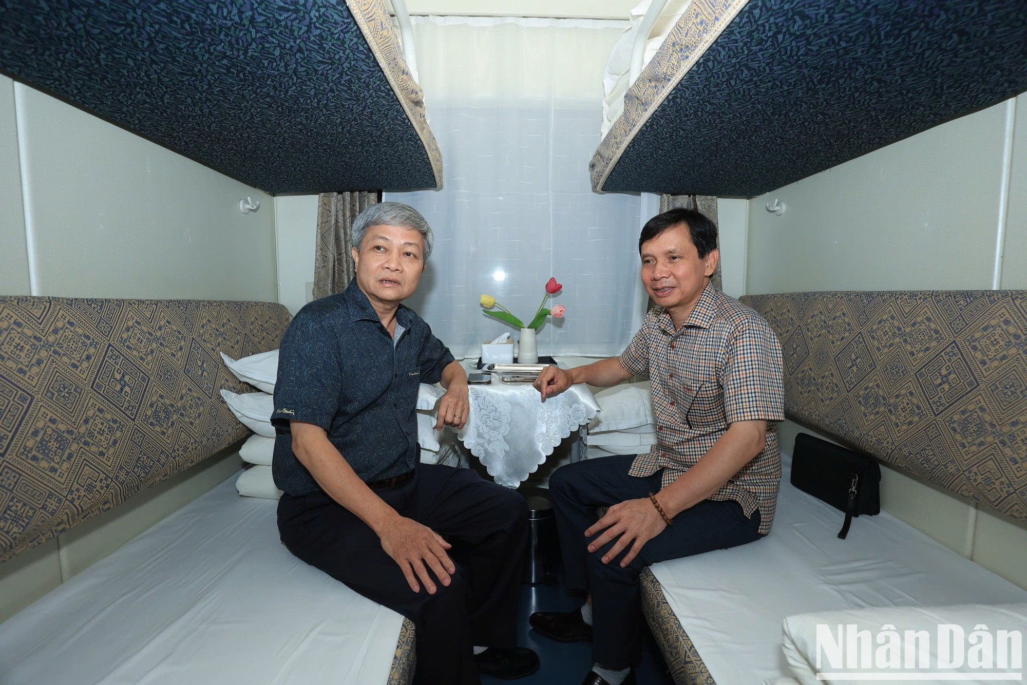 Dentro del vagón del tren transfronterizo Vietnam-China que sale de Nanning. Dentro del vagón del tren transfronterizo Vietnam-China que sale de Nanning.