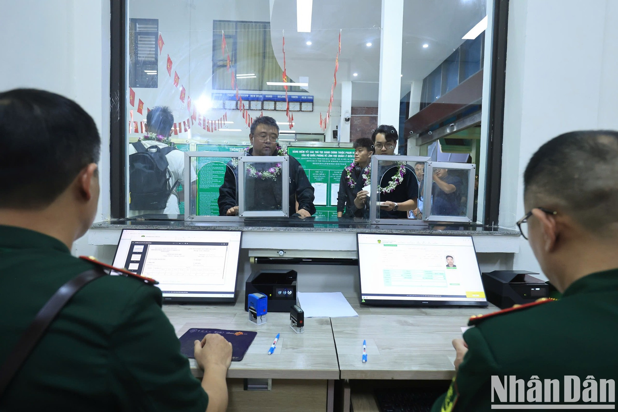 Los trámites de inmigración se realizan de forma rápida y cómoda. Los trámites de inmigración se realizan de forma rápida y cómoda.