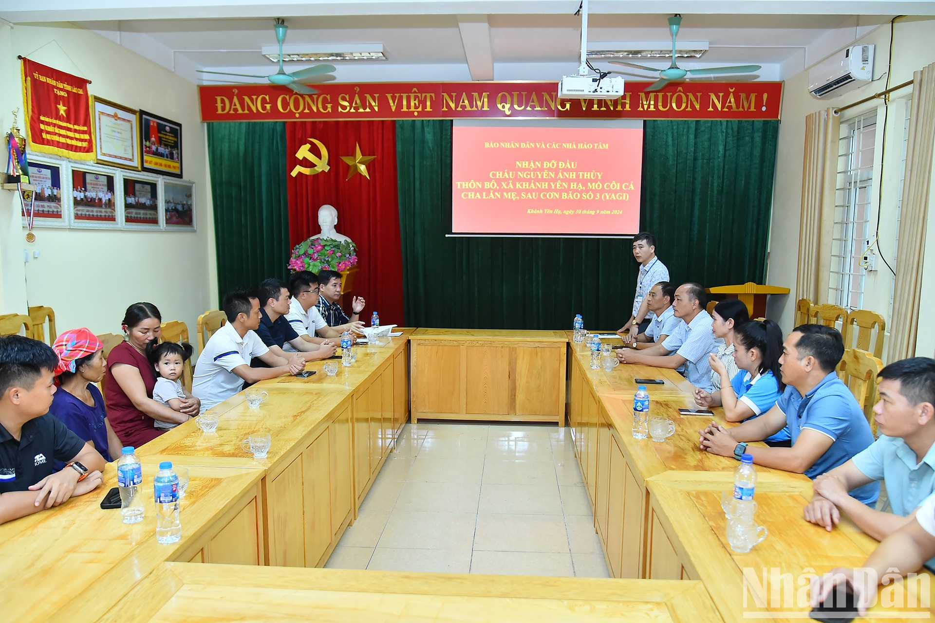 Antes, la delegación visitó a Nguyen Anh Thuy (nacida en 2022), cuyos padres, empleados de la central hidroeléctrica de Nam Luc, en el distrito local de Bac Ha, quedaron sepultados en un deslizamiento de tierra provocado por el tifón Yagi. Antes, la delegación visitó a Nguyen Anh Thuy (nacida en 2022), cuyos padres, empleados de la central hidroeléctrica de Nam Luc, en el distrito local de Bac Ha, quedaron sepultados en un deslizamiento de tierra provocado por el tifón Yagi.