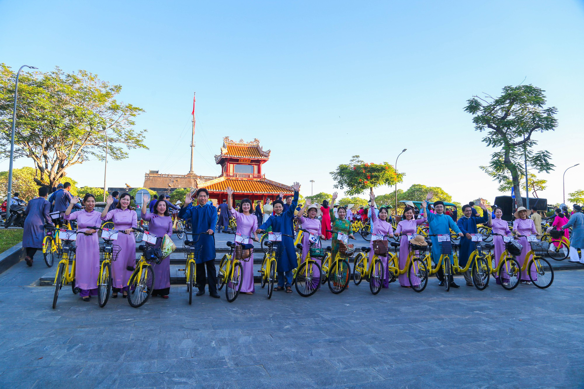 Numerosas personas se presentan desde temprano en la mañana para participar en la marcha en bicicleta.