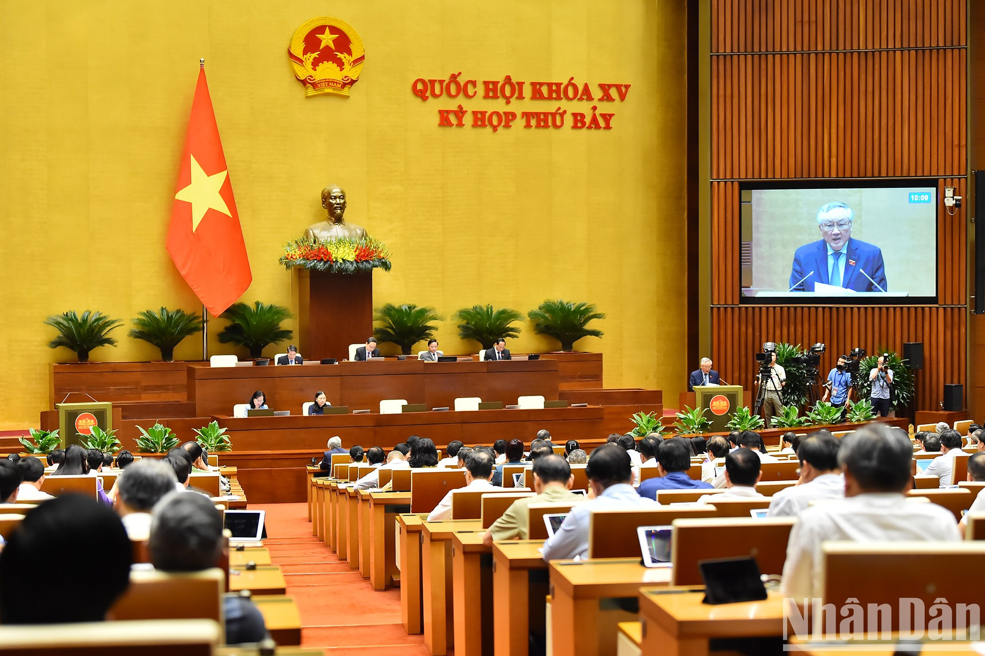 También durante la sesión, el presidente del Tribunal Supremo Popular, Nguyen Hoa Binh, presentaa una propuesta sobre el proyecto del Ley de Justicia Juvenil. También durante la sesión, el presidente del Tribunal Supremo Popular, Nguyen Hoa Binh, presentaa una propuesta sobre el proyecto del Ley de Justicia Juvenil.
