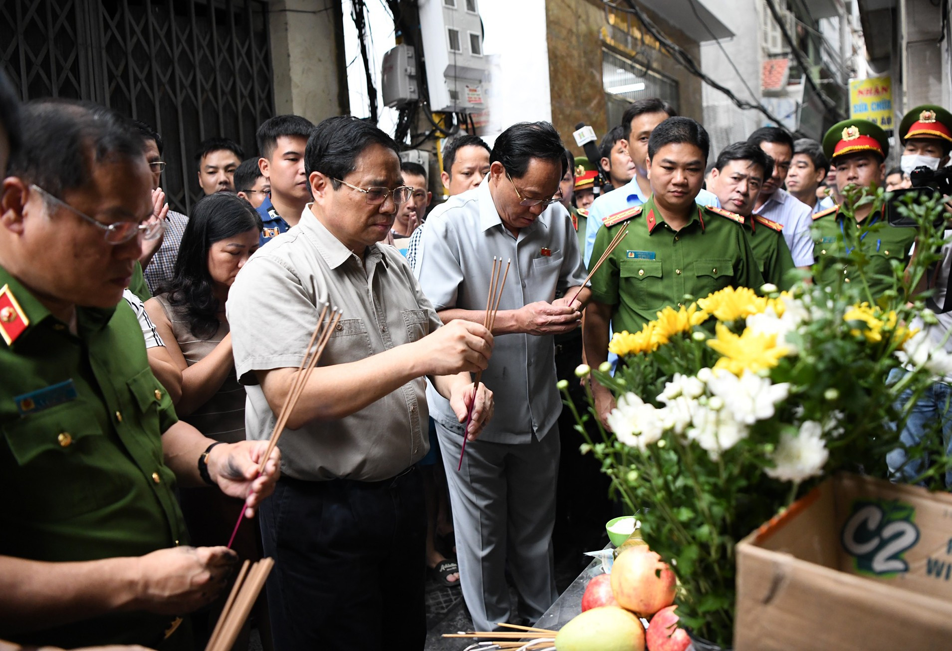 En nombre del Gobierno, el Primer Ministro envía su más sentido pésame a las familias de las víctimas. En nombre del Gobierno, el Primer Ministro envía su más sentido pésame a las familias de las víctimas.