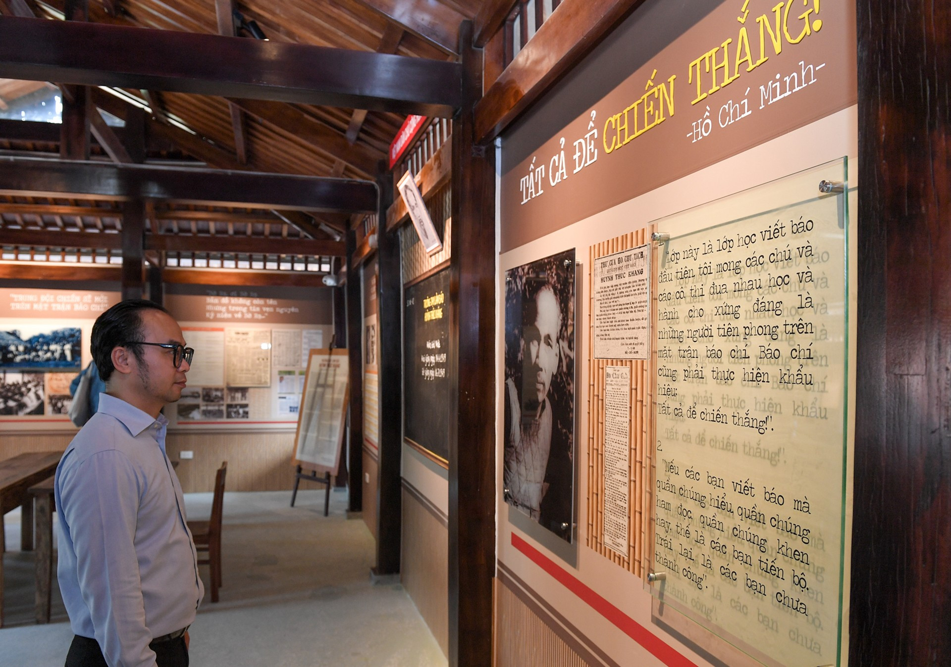 Imagen del Tío Ho junto a dos cartas que envió a los profesores y alumnos de la escuela con el lema: "Viva la República Democrática de Vietnam". Imagen del Tío Ho junto a dos cartas que envió a los profesores y alumnos de la escuela con el lema: "Viva la República Democrática de Vietnam".