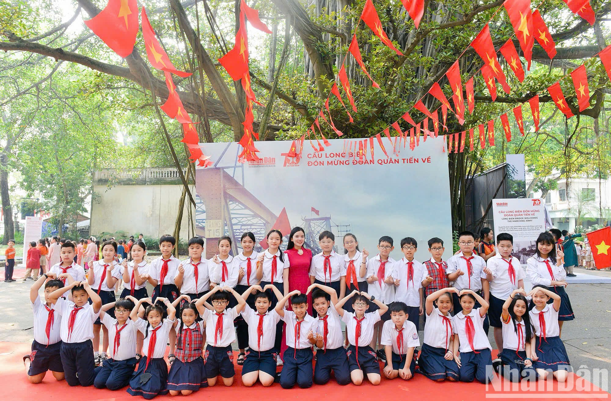 La maestra y estudiantes de la escuela primaria Thang Long, en el distrito de Hoan Kiem, visitan la exposición.