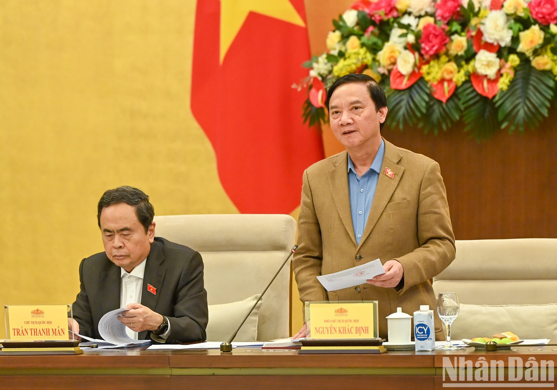 El vicepresidente del Parlamento Nguyen Khac Dinh en la reunión. El vicepresidente del Parlamento Nguyen Khac Dinh en la reunión.