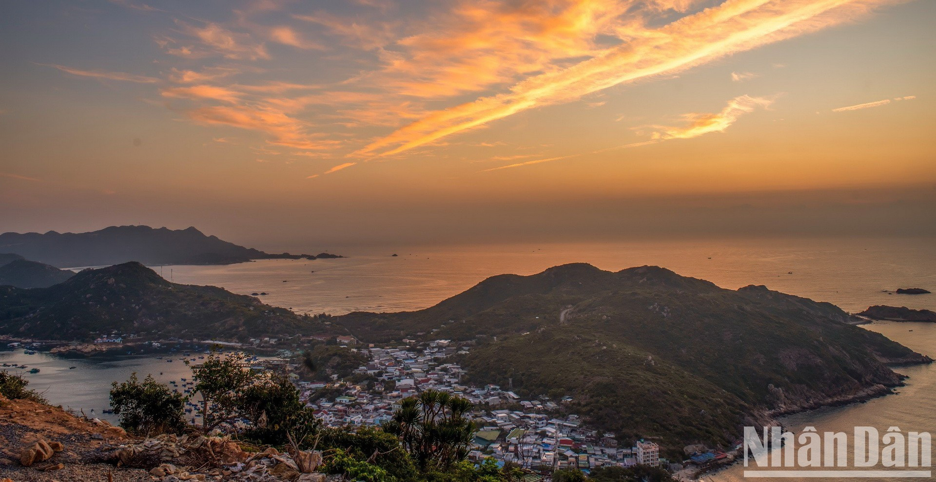 Amanecer en el puerto de Cam Ranh, provincia de Khanh Hoa.