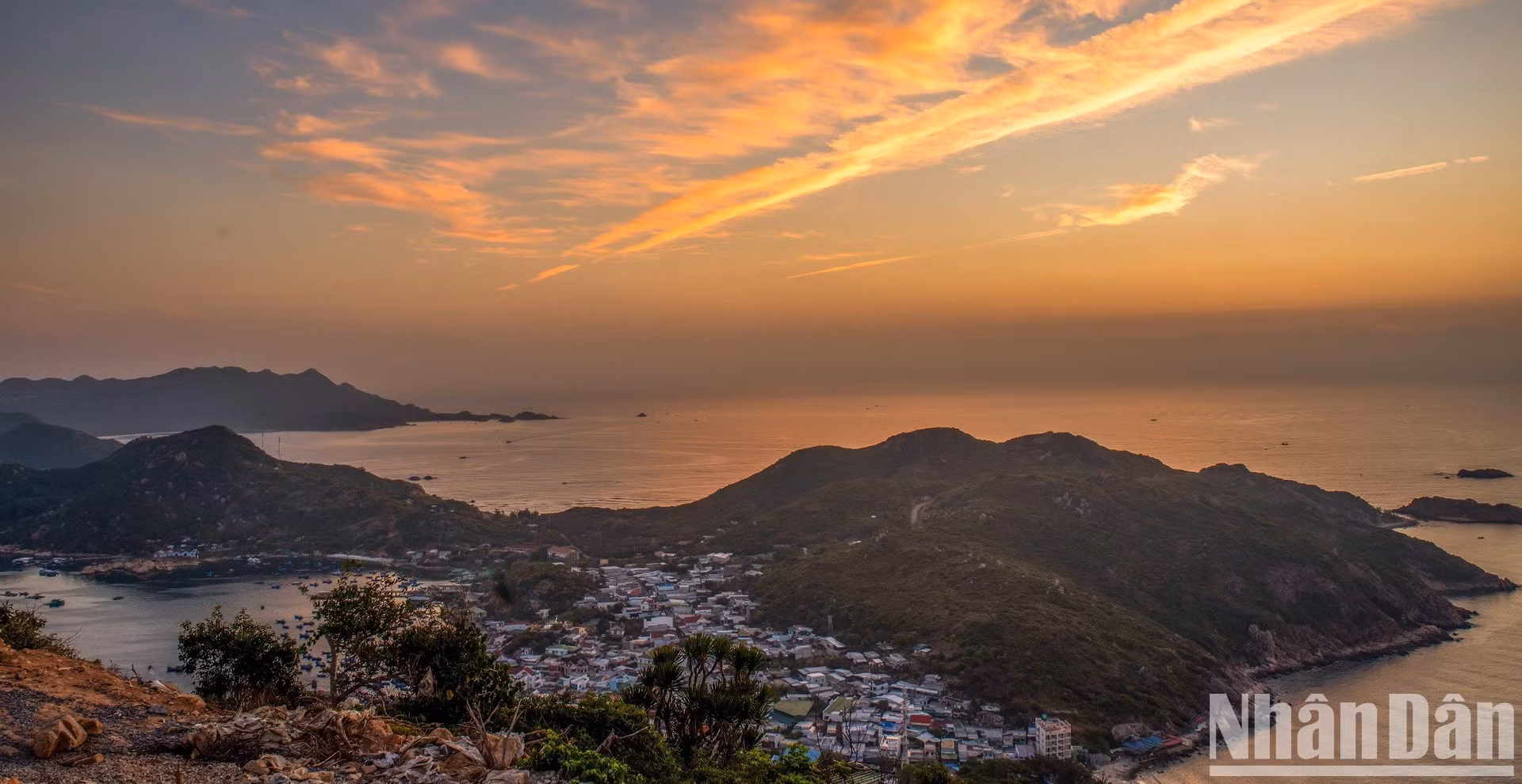 Amanecer en el puerto de Cam Ranh, provincia de Khanh Hoa.