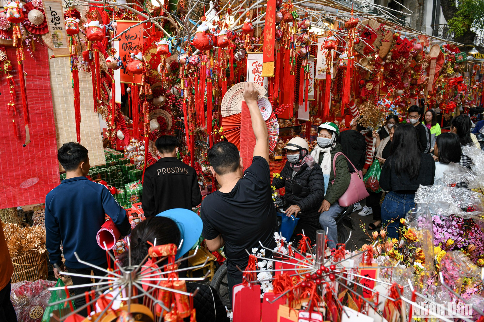 Hang Ma atrae a los visitantes por los coloridos puestos, las decoraciones y los sobres rojos.