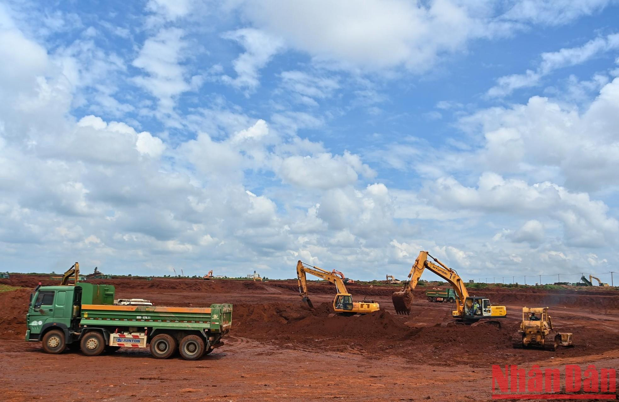 Vehículos y maquinarias en el sitio de construcción de la terminal de pasajeros del aeropuerto de Long Thanh.