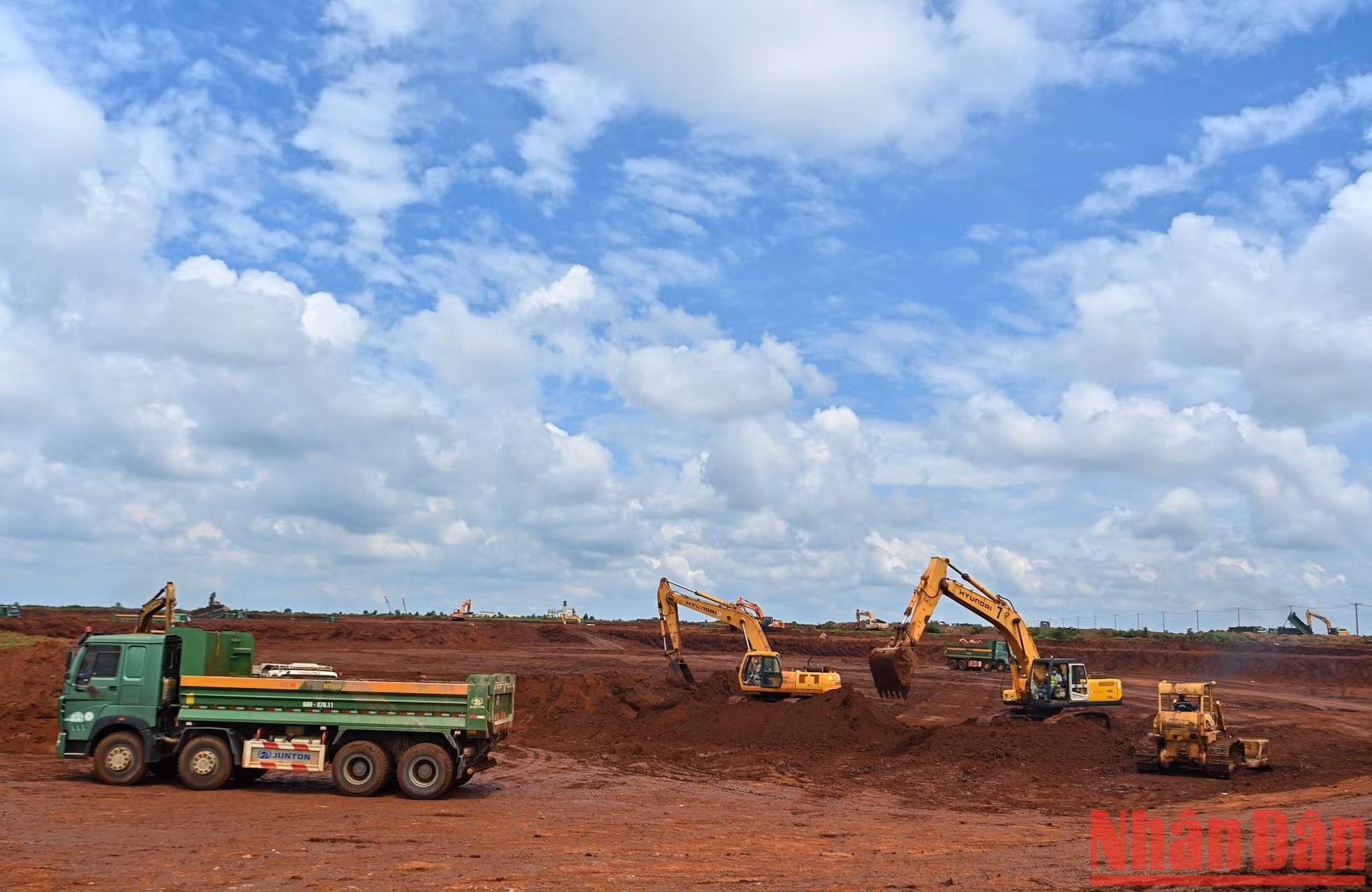 Vehículos y maquinarias en el sitio de construcción de la terminal de pasajeros del aeropuerto de Long Thanh.