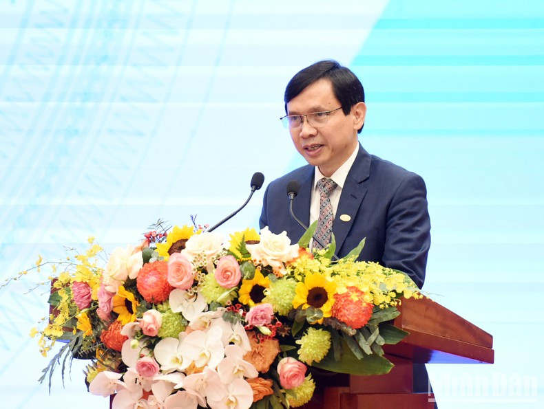 Habla Do Van Hoan, presidente de la Junta Directiva de la compañía de transporte ferroviario de Hanói. Habla Do Van Hoan, presidente de la Junta Directiva de la compañía de transporte ferroviario de Hanói.