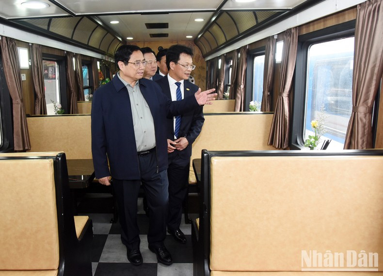 Minh Chinh inspecciona el tren de pasajeros de alta calidad Hanói - Da Nang (SE19). Minh Chinh inspecciona el tren de pasajeros de alta calidad Hanói - Da Nang (SE19).
