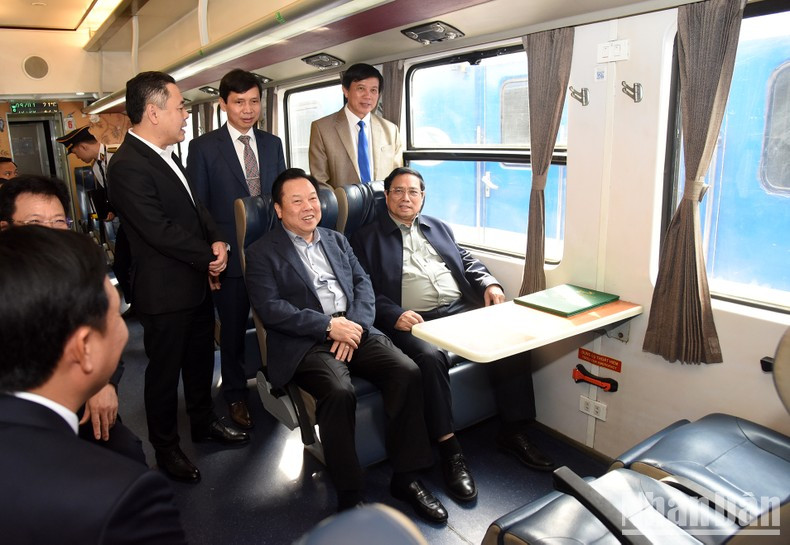Minh Chinh en el tren. Minh Chinh en el tren.