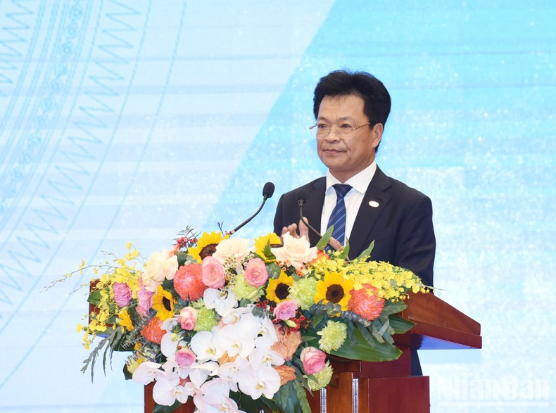 Dang Sy Manh, presidente de la Junta Directiva de la CFV interviene en la cita. Dang Sy Manh, presidente de la Junta Directiva de la CFV interviene en la cita.