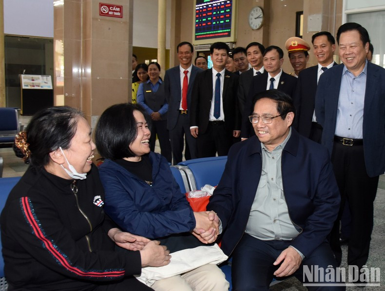 Minh Chinh conversa con pasajeros en la estación de tren de Hanói. Minh Chinh conversa con pasajeros en la estación de tren de Hanói.