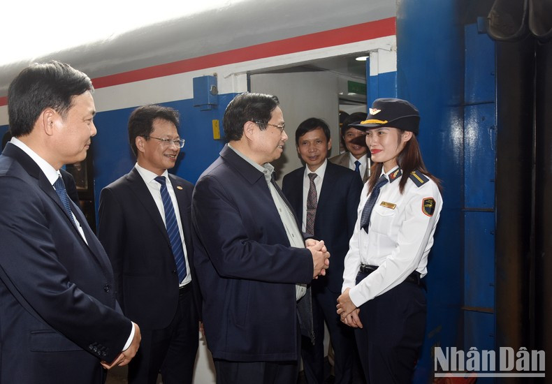 Minh Chinh alienta al personal del tren SE19. Minh Chinh alienta al personal del tren SE19.
