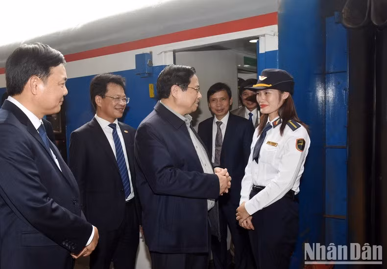 Minh Chinh alienta al personal del tren SE19.