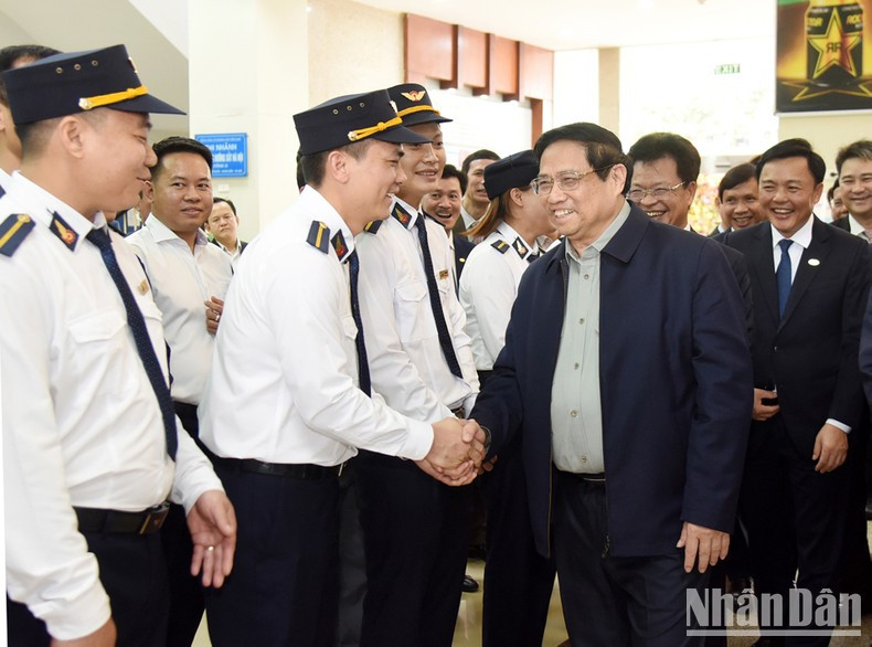 El Primer Ministro Pham Minh Chinh Pham Minh Chinh inspecciona la estación de tren de Hanoi y el servicio de pasajeros de alta calidad que presta la Corporación de Ferrocarriles de Vietnam. El Primer Ministro Pham Minh Chinh Pham Minh Chinh inspecciona la estación de tren de Hanoi y el servicio de pasajeros de alta calidad que presta la Corporación de Ferrocarriles de Vietnam.