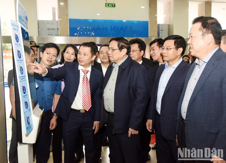 El Primer Ministro inspecciona el sistema automático de venta de billetes en la estación de ferrocarril de Hanoi. El Primer Ministro inspecciona el sistema automático de venta de billetes en la estación de ferrocarril de Hanoi.