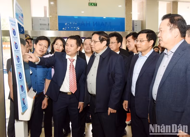 El Primer Ministro inspecciona el sistema automático de venta de billetes en la estación de ferrocarril de Hanoi.