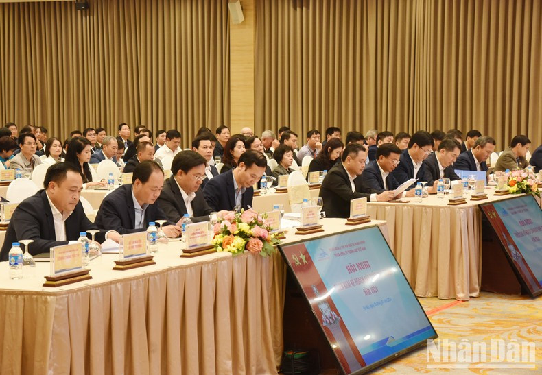 Asistentes a la conferencia. Asistentes a la conferencia.