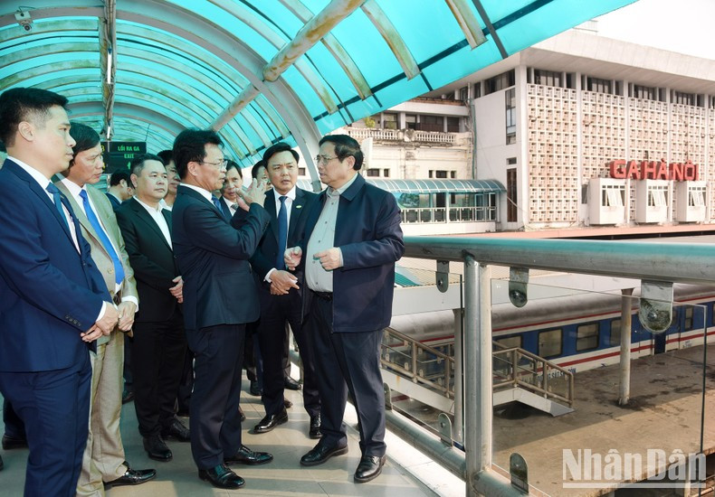 Minh Chinh visita la estación. Minh Chinh visita la estación.