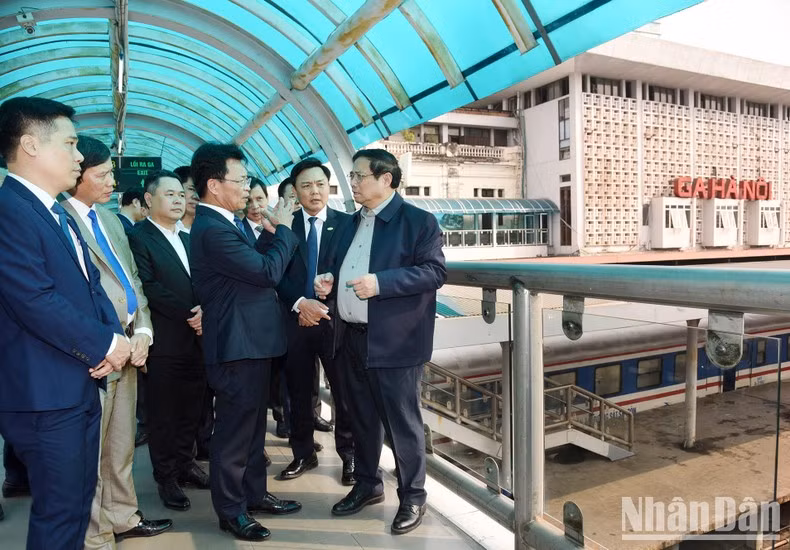 Minh Chinh visita la estación.