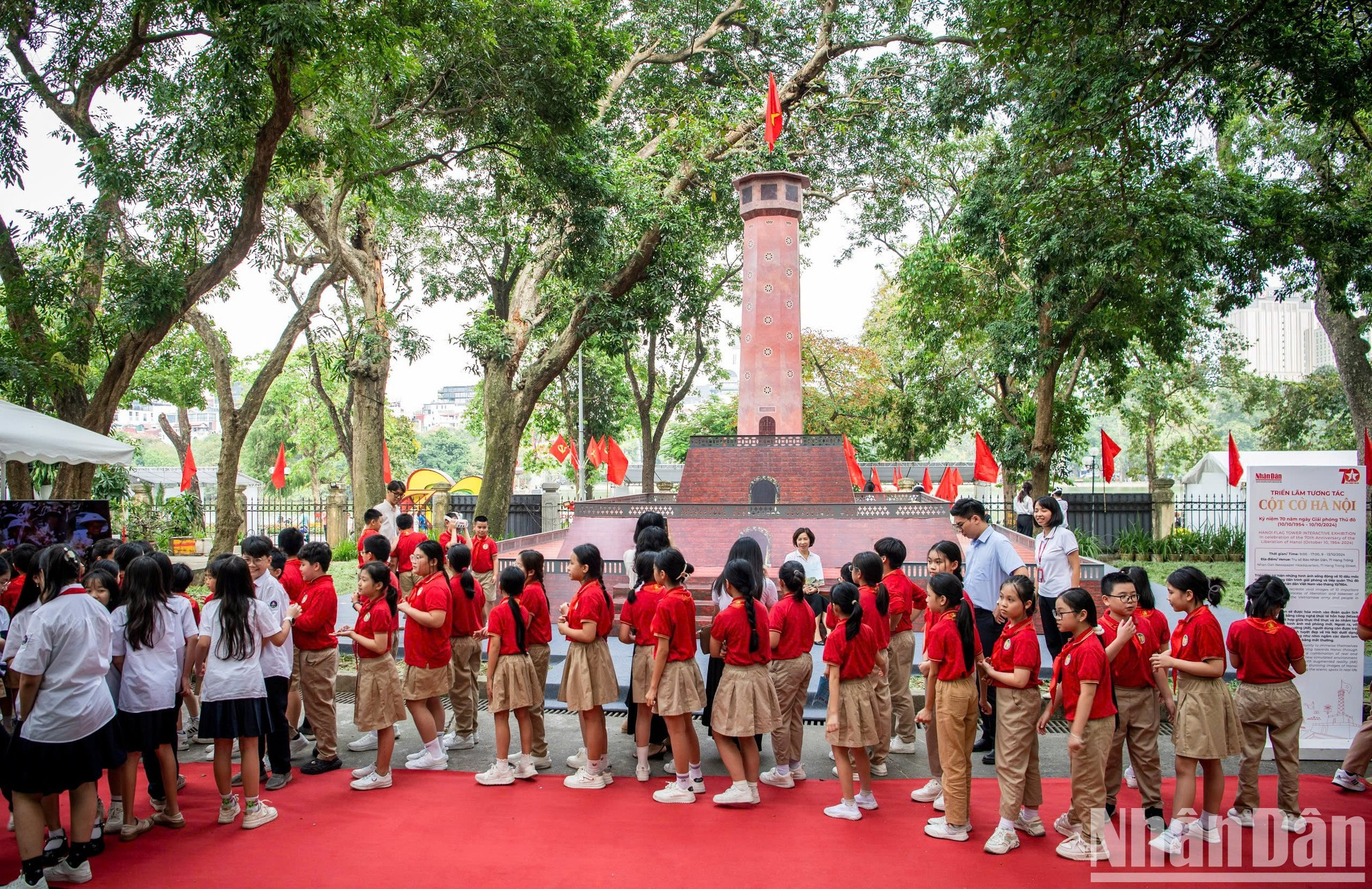 Los alumnos visitan el maqueta de la Torre de la Bandera de Hanói, colocada en la sede del periódico Nhan Dan. Los alumnos visitan el maqueta de la Torre de la Bandera de Hanói, colocada en la sede del periódico Nhan Dan.