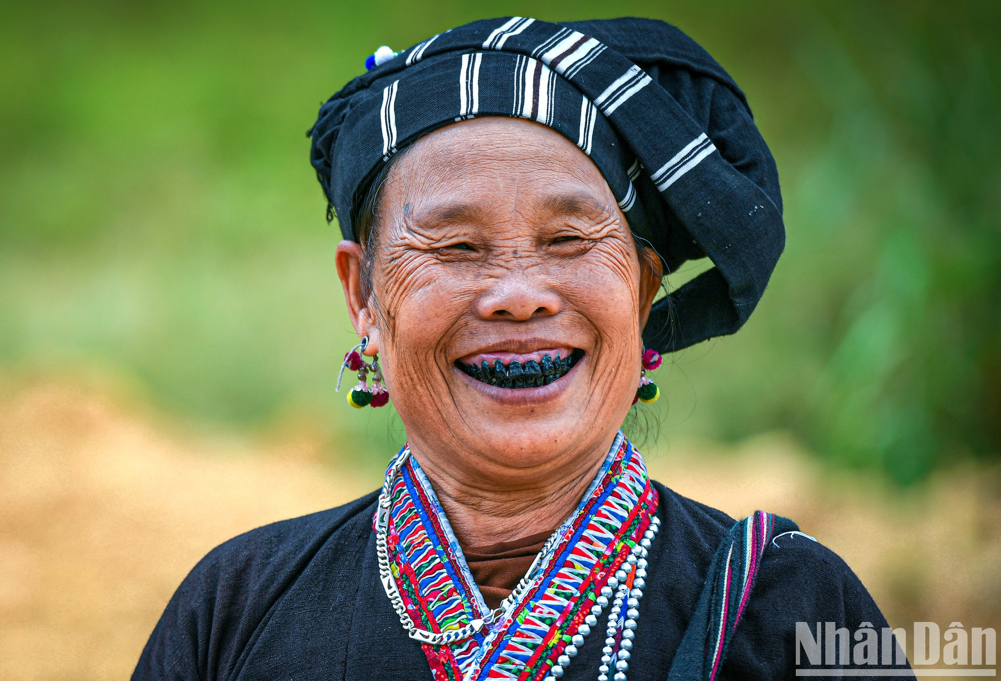 La sonrisa verdaderamente feliz de una mujer de etnia Mang. La sonrisa verdaderamente feliz de una mujer de etnia Mang.