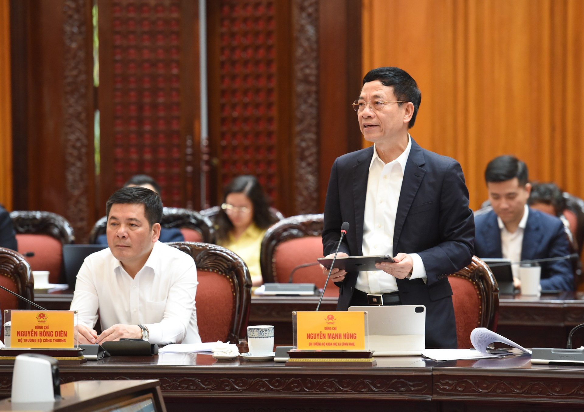 El ministro de Ciencia y Tecnología, Nguyen Manh Hung, habla en la reunión.