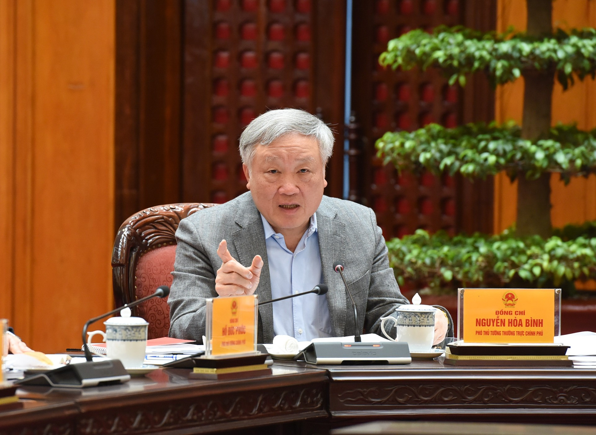 El viceprimer ministro permanente Nguyen Hoa Binh habla en el evento.