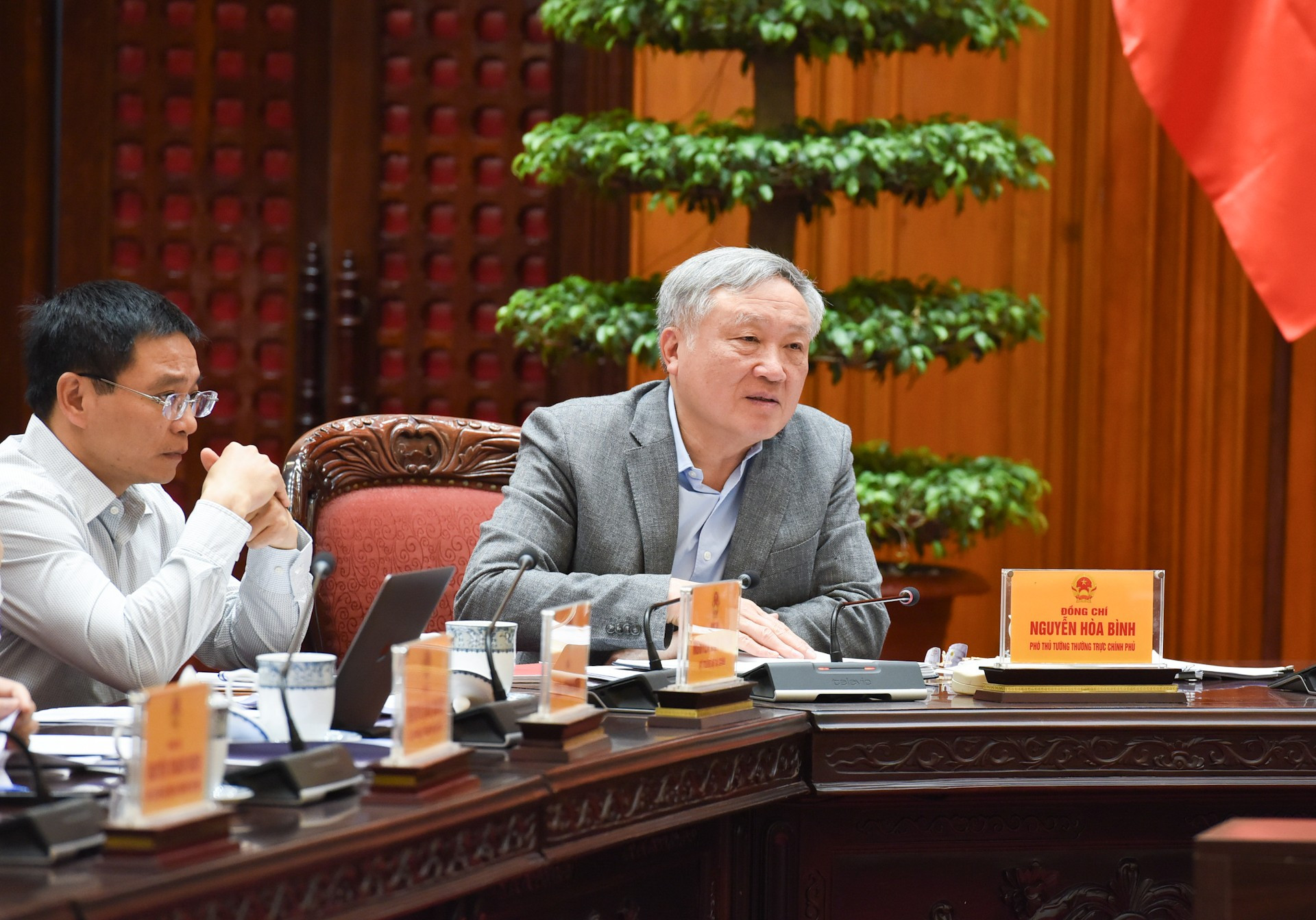 El viceprimer ministro permanente Nguyen Hoa Binh habla en el evento.