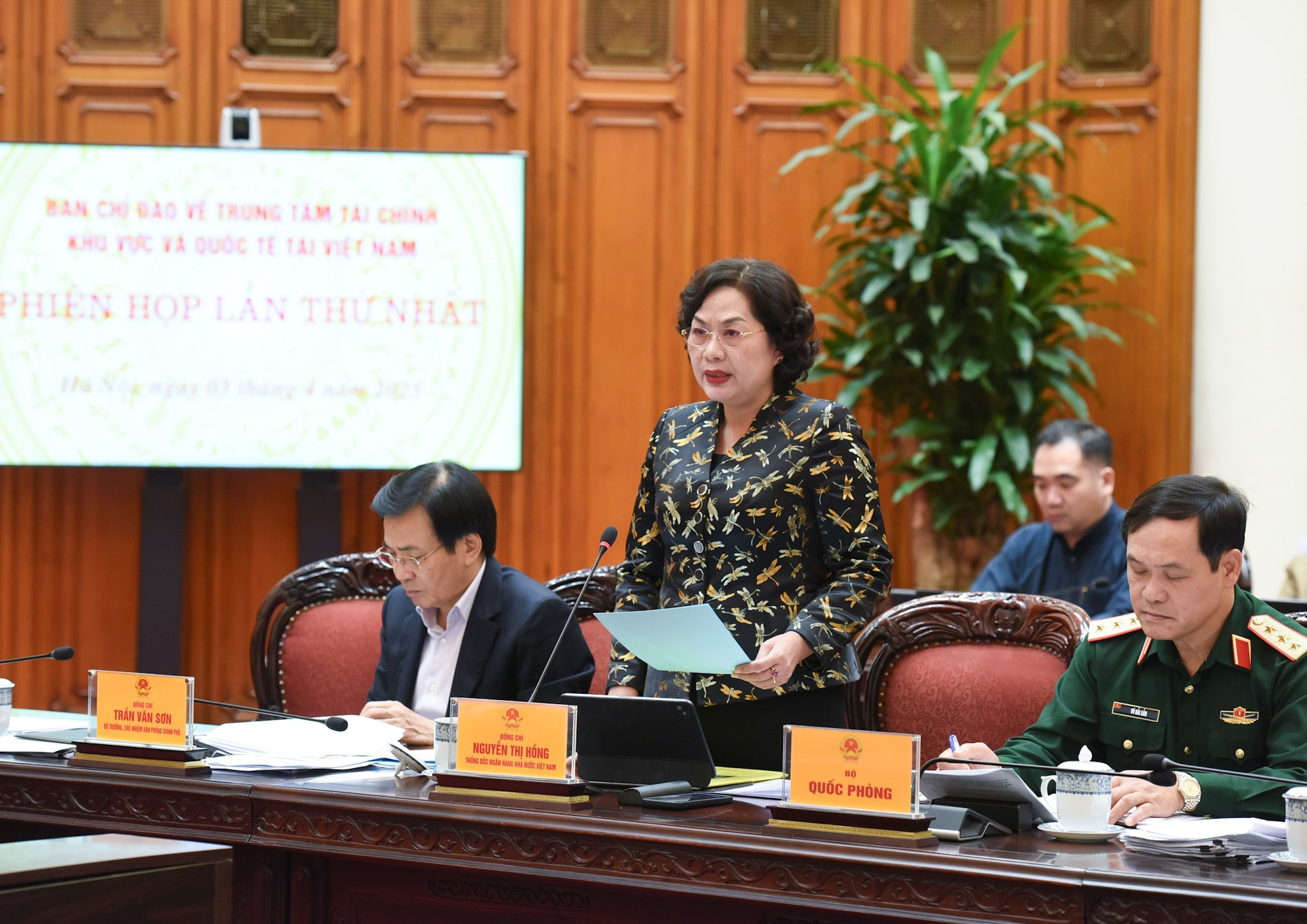 La gobernadora del Banco Estatal de Vietnam, Nguyen Thi Hong, habla en la cita.