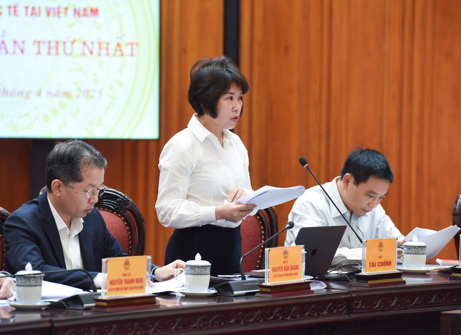 La viceministra de Finanzas Nguyen Thi Bich Ngoc habla en la reunión.