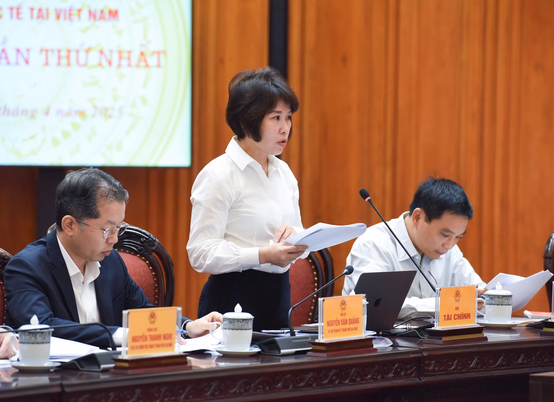 La viceministra de Finanzas Nguyen Thi Bich Ngoc habla en la reunión.