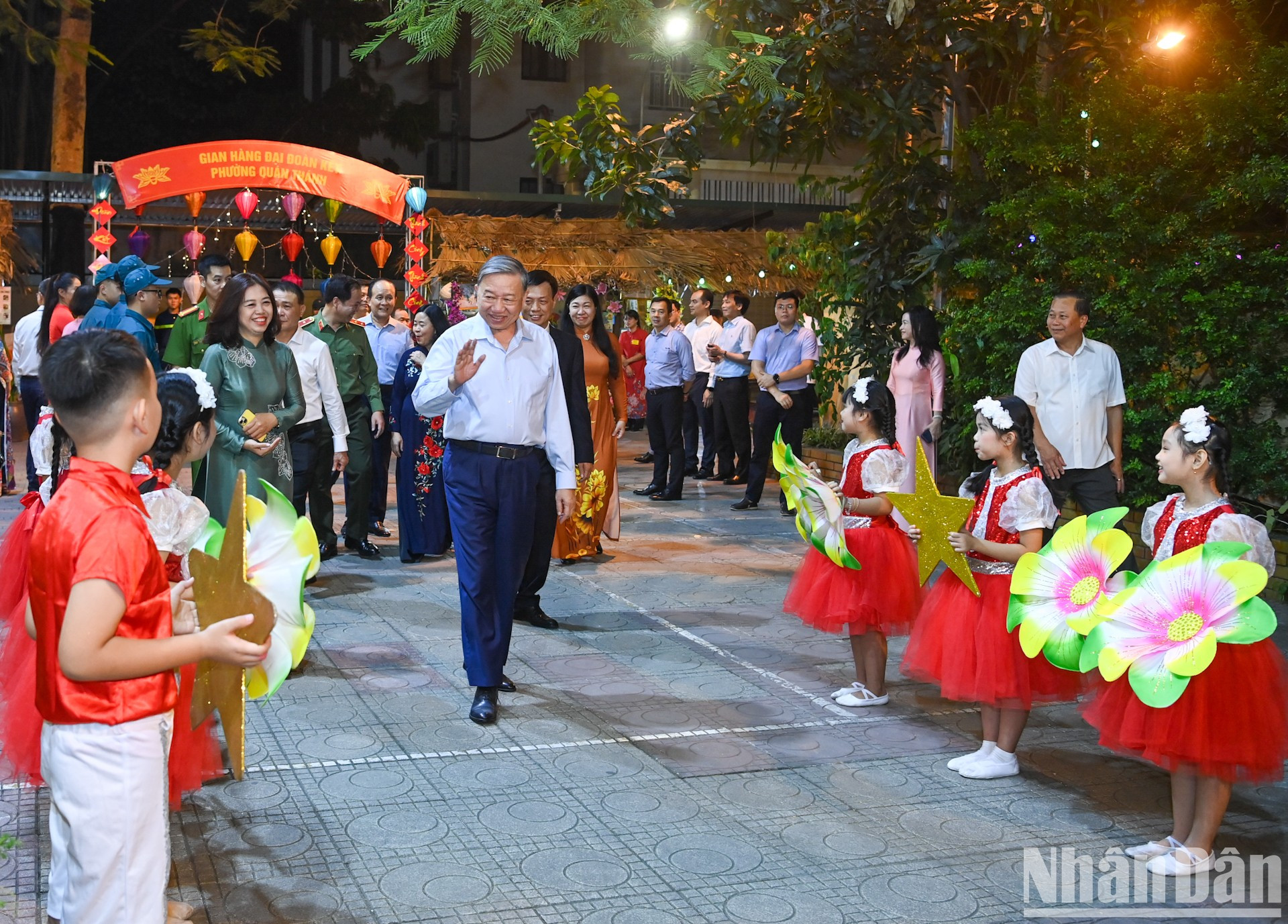 El secretario general del PCV, To Lam, asiste al Festival de la Gran Unidad Nacional en la circunscripción de Quan Thanh.