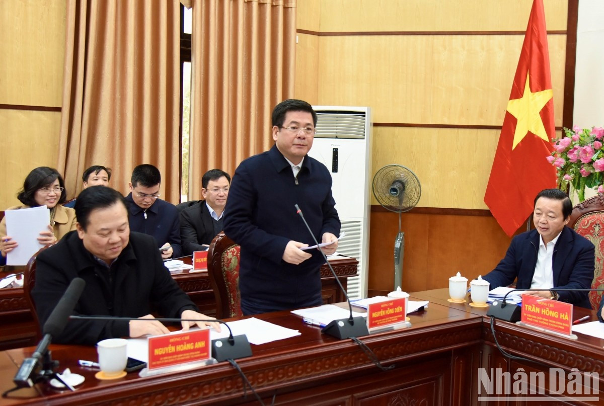 Interviene el ministro de Industria y Comercio, Nguyen Hong Dien.