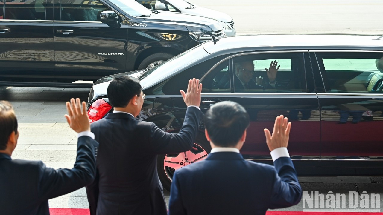 Dinh Hue se despide del visitante australiano. Dinh Hue se despide del visitante australiano.