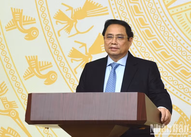 El primer ministro Pham Minh Chinh pronuncia un discurso en el evento.