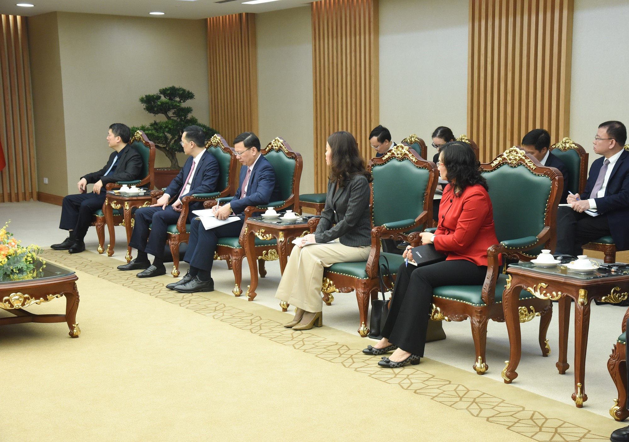 Asistentes vietnamitas a la cita. Asistentes vietnamitas a la cita.